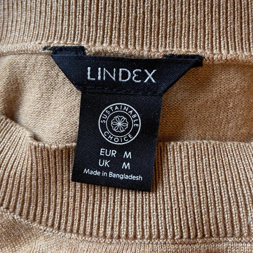 Beige/brun gullig tröja från Lindex! Storlek M men skulle passa s också beroende på hur man vill att den ska sitta. Hör gärna av dig med frågor!🥰. Toppar.