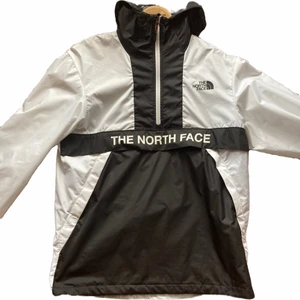 Northface Vindjacka - Köptes för 1600, Säljer för att jag inte använder längre. Liten fläck högst upp på ryggen. Skick 9/10. Kan diskutera pris