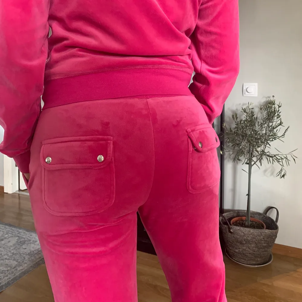 Säljer detta rosa juicy couture set i st M. Settet är i nyskick och använt några fåtal gånger, ser ut som nytt. Säljer båda delarna för 1000kr. Settet är köpt för 2100kr.. Jeans & Byxor.