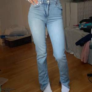 Köpte dessa jeans här på plick och de var superfina och passade perfekt. Nu har jag valt att sälja de eftersom de ej använda längre. Jag använde de ett förtal gånger. Jag är 173 cm lång o de passar mig i längden. (Bilden är lånad). Köparen står för frakten. Pris kan diskuteras. 