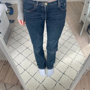 Jeans  - Lågmidjade jeans från zara, långa på mig som är 177