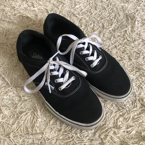 Vans  - Svarta låga Vans, använda fåtal gånger. Säljes pga för små för mig. Möts i upp Stockholm eller skickar på posten!💓