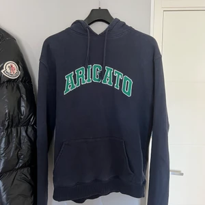 Axel Arigato hoodie storlek M - Hoodie i bra skick. Nypris 1500kr, säljer för 700kr vilket är ett rimligt pris för skicket. Kan eventuellt gå ner lite i pris