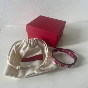 Intressekol på mitt valentino armband! Det är i en unik färg som jag bara älskar låda och dushbag ingår!