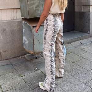 Raka snakeprint jeans från Zara. Är perfekt långa på mig som är 169 cm. Använda mycket få gånger. Skriv vid intresse <3