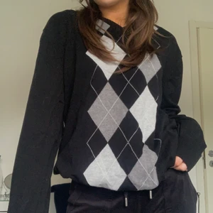 Tröja  - (Andra bilden lånad) men idé på hur man kan stylea den! Storlek L men sitter bra på mig som är XS/S 💜 