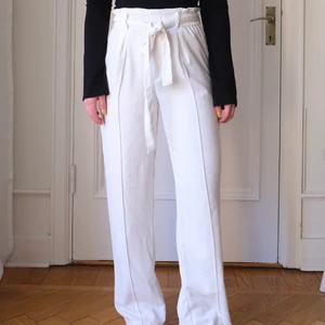Bik bok white loose pants size XS - Väldigt snygga byxor men Jag säljer den då de är en storlek för liten för mig. Byxorna är i färgen gräddvit och har ett medföljande band att knyta i midjan. Liten fläck, men inte så synlig. 