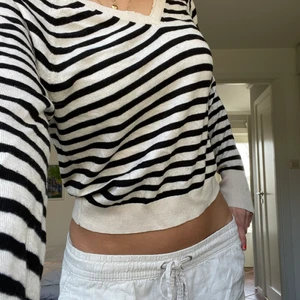 Zara randig tröja  - Helt slutsåld tröja från zara. Tröjan har v-ringad på båda sidor och har en söt volang. Den är tunnare material vilket gör den perfekt för olika årstider.❤️❤️ 