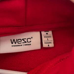 En röd hoodie från wesc!