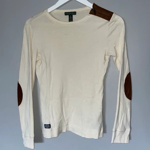 Tröja från Ralph Lauren, läderdetaljer. - Beige tröja med läderdetaljer.