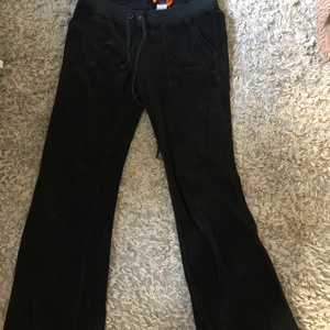 Juicy Couture - Säljer dessa svarta Juicy Couture byxorna i storlek S, passar på mig som brukar vara xxs-xs. Gammal modell. Självklart äkta🌟🥰 pris kan diskuteras 