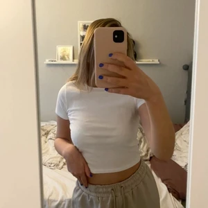 Vit basic T-shirt - En vit basic T-shirt ifrån H&M, storlek S ❤️‍🔥