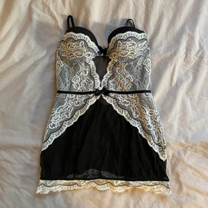 Bustier top/ korsett - Victoria’s secret bustier top. Säljer pga för liten. Storleken är 34B. Skriv privat för bild med den på
