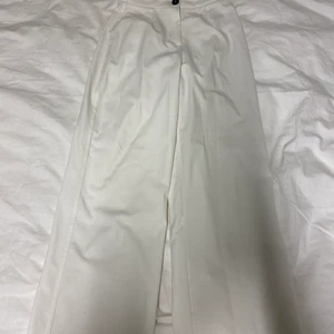 Kostymbyxor  - Vita kostym byxor från bershka storlek 36 