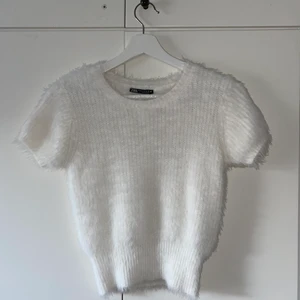 Zara tröja - Säljer dena fina fluffiga topp från zara. Strl s. Aldrig använd! 💘💘