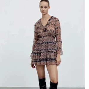 Zara klänning  - Jättefin zara klänning i stolek xs! Tyvärr passar den inte. Helt slutsåld på hemsidan. Köptes för 399kr endast använd en gång och har inga skador💕💕300kr+frakt💕💕