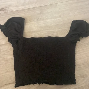 Svart topp  - Bra skick som ny, köpt i somras. Passar xs-m skulle jag säga för att den är väldigt stretchig 