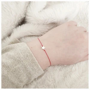 Enkelt armband av nylon tråd med hematit - Handgjorda armband gjorda av halvädelstenar.  On du vill köpa kontakta med mig eller du kan göra det direkt genom min hemsidan. Du kan också välja färg på tråden.  Ljusrosa  Röd Vit Mörkbrun 