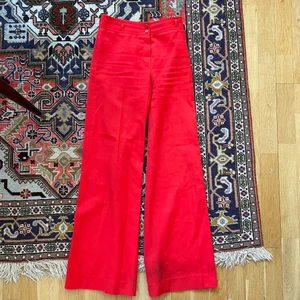 Röda vintage byxor  - Väldigt fina utsvängda vintage byxor. Dessvärre lite smutsiga på ena benet.. Uppsydda hos skräddaren. Går precis till golvet på mig som är 160. Köpta på plick men numera för små.