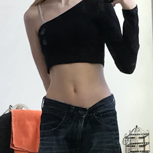 Tröja - Super snygg tröja från zara med en arm! Den är nästan aldrig använd! Säljer den för 70kr plus frakt! Köptes för 169kr. Priset kan diskuteras!