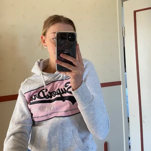 Superdry hoodie - Superfin superdry hoodie i gråmelerad/rosa, älskar verkligen denna men den är något liten på mig :( liten i storleken skulle säga att den passar xs