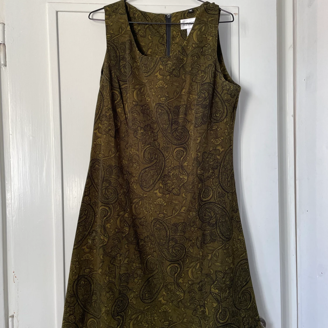 Grön paisleyklänning