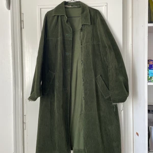 Grön manchesterkappa - Vintage grön manchesterkappa! Lös söm i ena ärmen och lite övriga lösa trådar (se bild). Kan skickas mot porto, men avhämtning föredras. 