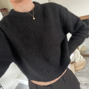 Kort stickad tröja - Stickad tröja i lite kortare modell från zara, använd en gång💕