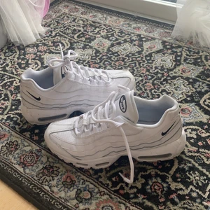 Nike Air Max 95 - Nästan nyskick.🌱Pris går att diskutera. Nypris: 1300kr, köpta november 2021 på Asos. Superfina & sköna men knappt använda.🤍 Modell: ”Nike Air Max 95 trainers in triple white”. Gratis frakt!