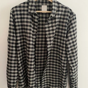 Sandro skjorta  - Sandro skjorta helt oanvänd. Säljes då jag inte använder den. Storlek S. Tyget är mjukt och skjortan är väldigt bekväm.