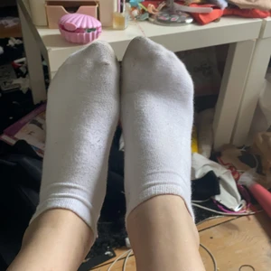 Addidas  - Man får med 100 strumpor solklart att de är oandvänt dom ni köper, 100 strumpor vem vill inte ha de för 180 kr liksom!!!!!❤️❤️ frakt kostar 10kr