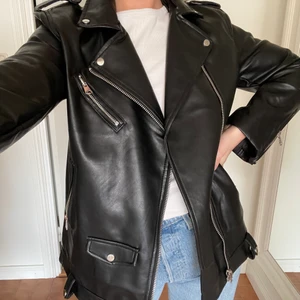 Skinnjacka - Svart skinnjacka från Stradivarius, storlek M. Använd ett fåtal gånger så väldigt fint skick🖤 