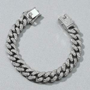 Snyggt och prydligt armband i silver färg med små glas pärlor. Perfekt för dig som vill ta ditt armbands game till nästa nivå! ✅
