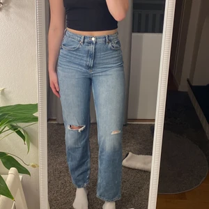 Zara jeans  - Säljer dessa jeans från Zara i storlek 38 men passar en 36/38. Jag är 170cm lång. ❤️‍🔥 100kr + 66kr i frakt (Spårbar). 