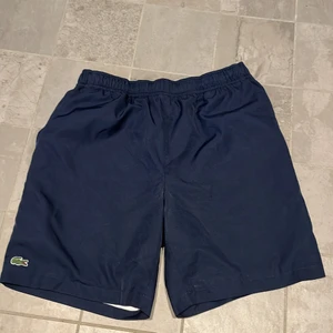 Lacoste - Detta är ett par Lacoste shorts i storlek 164. De är använda antal gånger men forfarande i fint skick. Vet ej ny priset men jag kommer sälja dessa för 150 kr exklusive frakt.