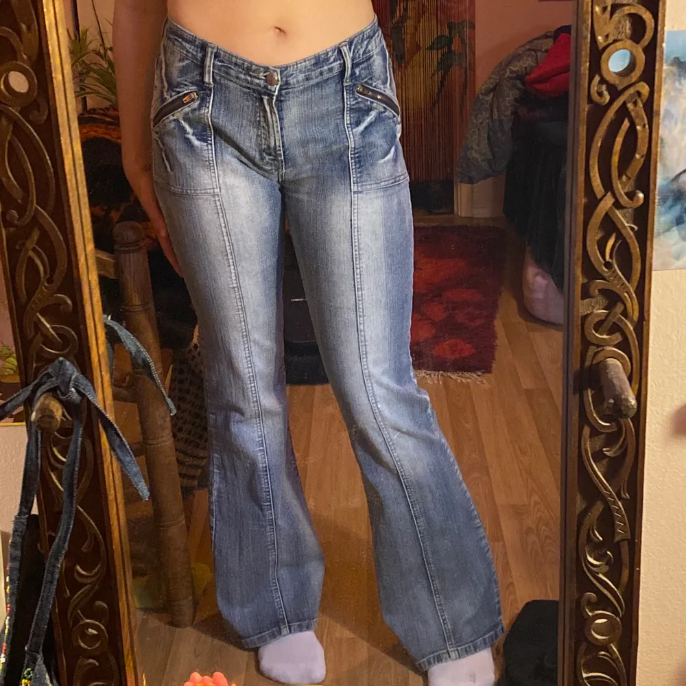 Så coola lågmidjade jeans! Stretchiga så passar många storlekar! o bra skick🌟. Jeans & Byxor.