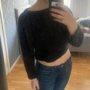 Stickad tröja  - Så fin stickad tröja från H&M! Storlek 38 men lite liten i storlek! Köpt för väldigt länge sen men säljer för 70kr! Köparen står för frakt eller så möts jag i Stockholm🥰🥰