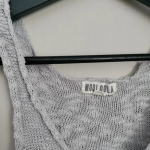 Stickad crop top  - Vill egentligen behålla men behöver få utrymme i garderoben. Så fint stickat croppat linne köpt i Australien i en ljusgrå färg. Storlek S/M.