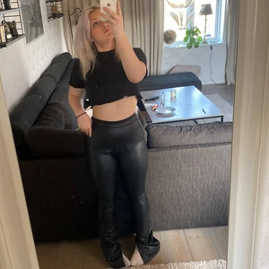 Skinnbyxor från Nelly  - Jag säljer mina skinnbyxor jag har köpt från Nelly, fick hem dom idag men då dom va för långa i benen och inte passar mig, jag rekommenderar att nån längre som har lite längre ben köper dom för dom är väldigt långa i benen. Ny pris: 500