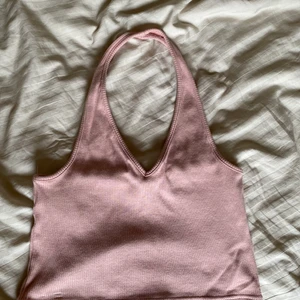 H&M topp - Säljer denna oanvända halterneck topp från H&M! 