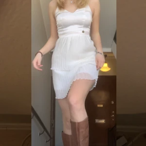 Satin studentklänning - Hej! Jag köpte två stycken sånna här klänningar för året men använde ingen av dem. Dem är såååå fina men jag hittade en annan klänning som var lite min stil:) Jag har en i storlek 36 och en i 34. Båda har lappen kvar osv. Hör gärna av er om ni har frågor💖💖