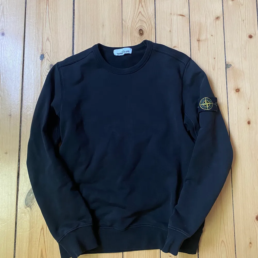 Riktigt fin och snygg stone island tröja. Skicket är väldigt bra och den är varsamt använd. Patchen är också i väldigt bra skick. Crg kod finns. Fler bilder kan skickas, tveka inte att höra av dig!. Tröjor & Koftor.