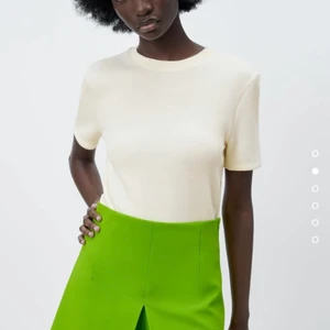 Zara t-shirt  - Säljer denna supersnygga t-shirten som är i ett fantastiskt material. Säljer pga att jag råkade beställa två, den är helt ny och prislappen finns kvar. Storlek M men passar även Xs. Slutsåld i alla storlekar 