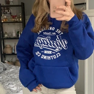 Mörkblå Hoodie - Supermysig och snygg hoodie från shein i storlek XS! Den är i fint skick och helt oanvänd💓 Passformen är fin och lagom i storleken. Kontakta vid frågor eller intresse, frakt tillkommer💓