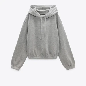 Zara huvtröja med stuickad luva stl M - Superskön huvtröja med stickad luva från Zara💛, är stl M men ganska liten i storleken så sitter bra på någon M/S. Helt oanvänd med alla lappar kvar! Nypris 300kr (Kom privat för mer bilder eller detaljer)💕💕