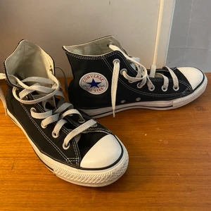 Svarta Converse  - Ett par svarta converse i nyskick. Använda ett fåtal gånger, säljs pga av för lite användning nu på senaste. Inga som helst tecken på slitage.