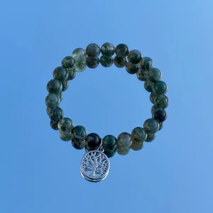 Gröna stenpärlarmband - Mörkgrönt stenpärlarmband som stödjer ungas kamp mot ångest. 10% av vinsten går till den ideella organisationen Aldrig Ensam som aktivt arbetar för att motverka tabun kring psykisk ohälsa i samhället. 