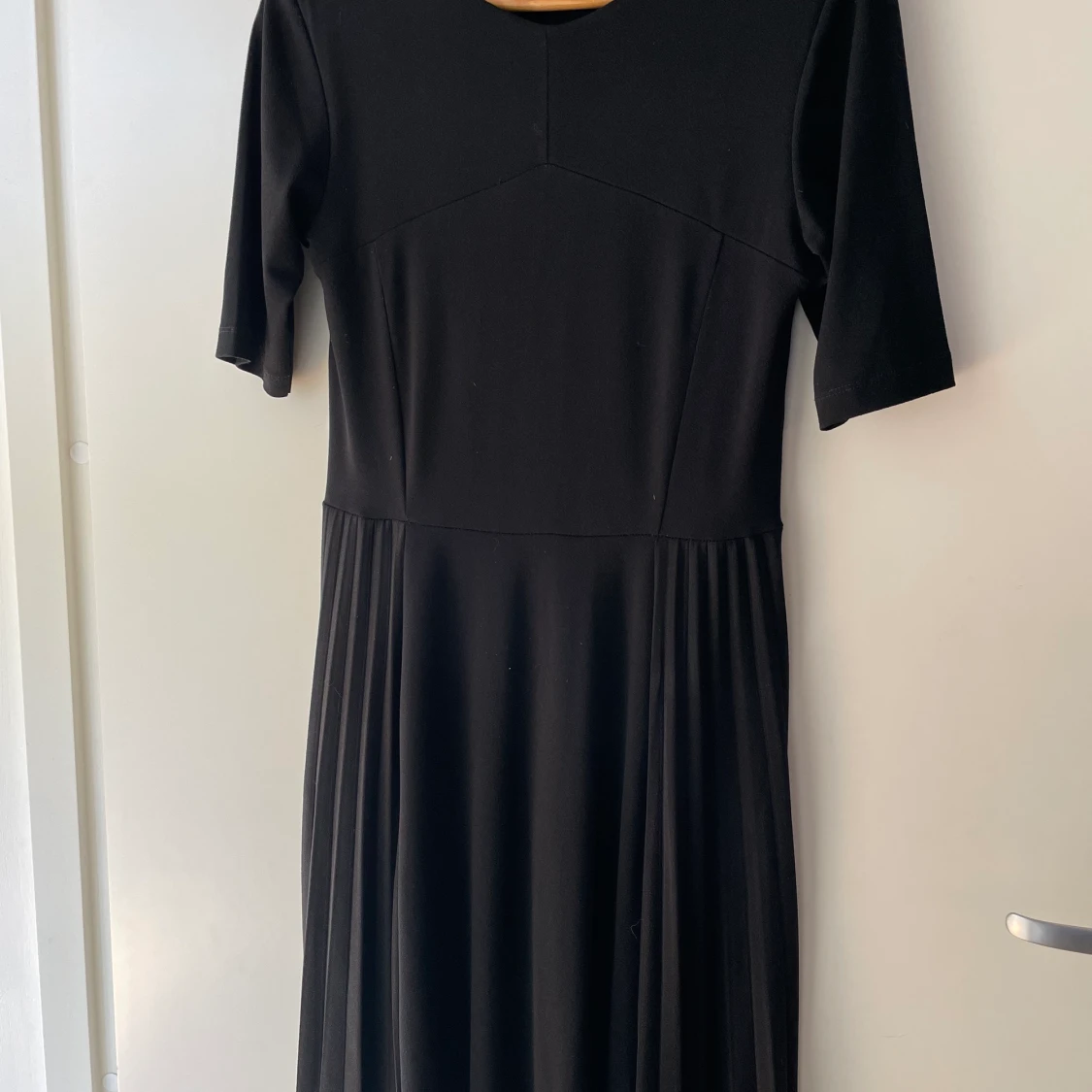 Svart klänning med plisserad detalj - 91
