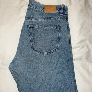 Weekday byxor  - Weekday byxor i storlek 31/30 av modellen Space. Byxorna är sparsamt använda och är i jätte fint skick! Mötes endast i Göteborg och omkring. Taggar och kvitto kan ordnas vid önskemål. Hör av er vid frågor 😁