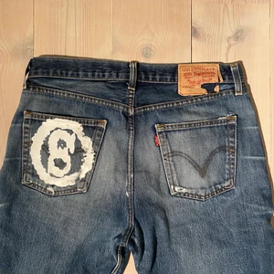 Vintage Levis jeans smileystar - Väldigt sällsynta och osläppta smileystar jeans som är tryckta på ett par baggy levis jeans i 34x36 men passar någon runt 180 bra annars är det bara och sy upp eller klippa. Skicket är väldigt fint aldirg sätt en så här fin tvätt på ett år jeans.